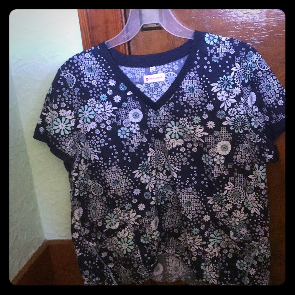 ‼️Cute navy scrub top with floral print‼️
